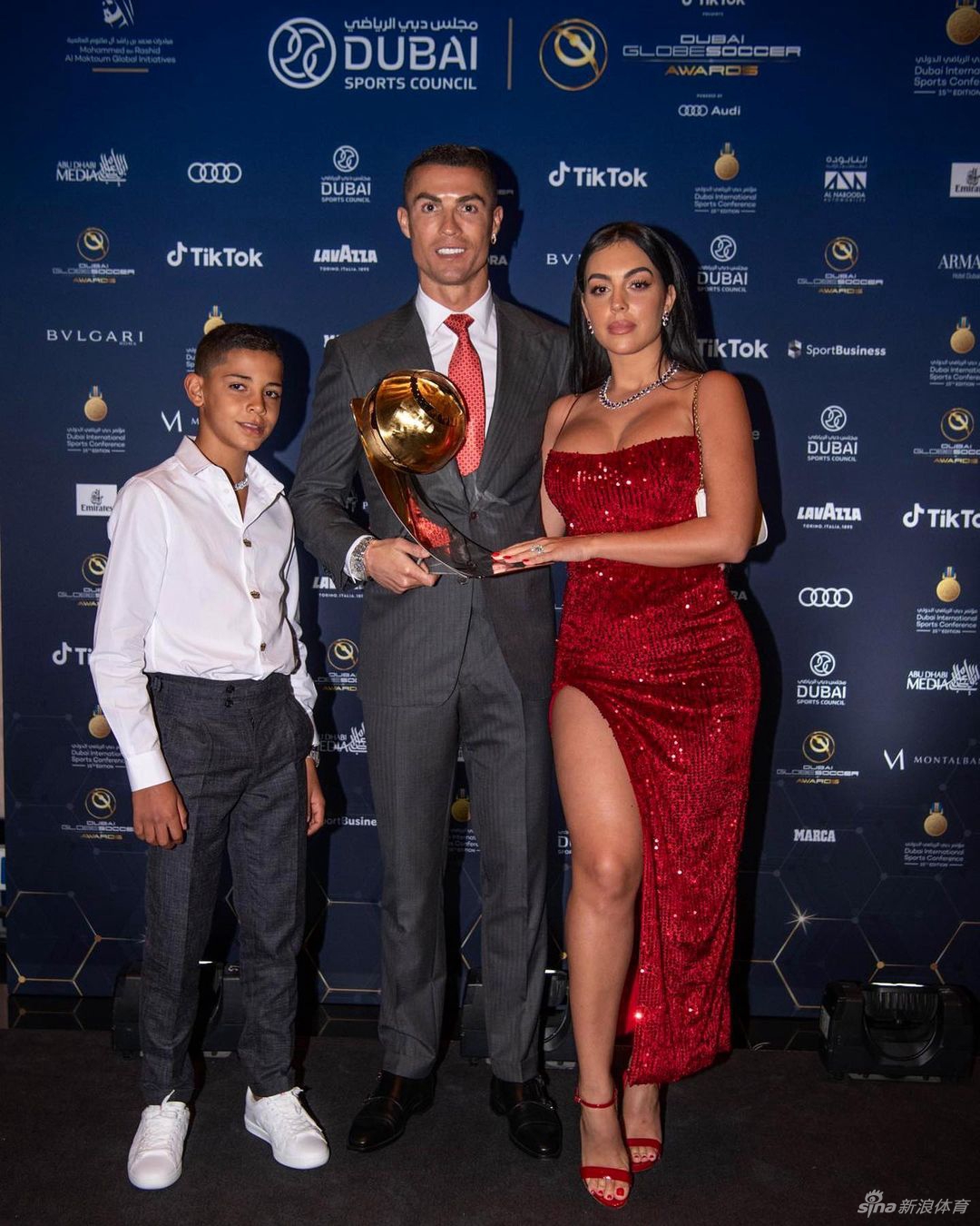 C罗妈妈反对儿子与女友结婚：她就是在捞钱