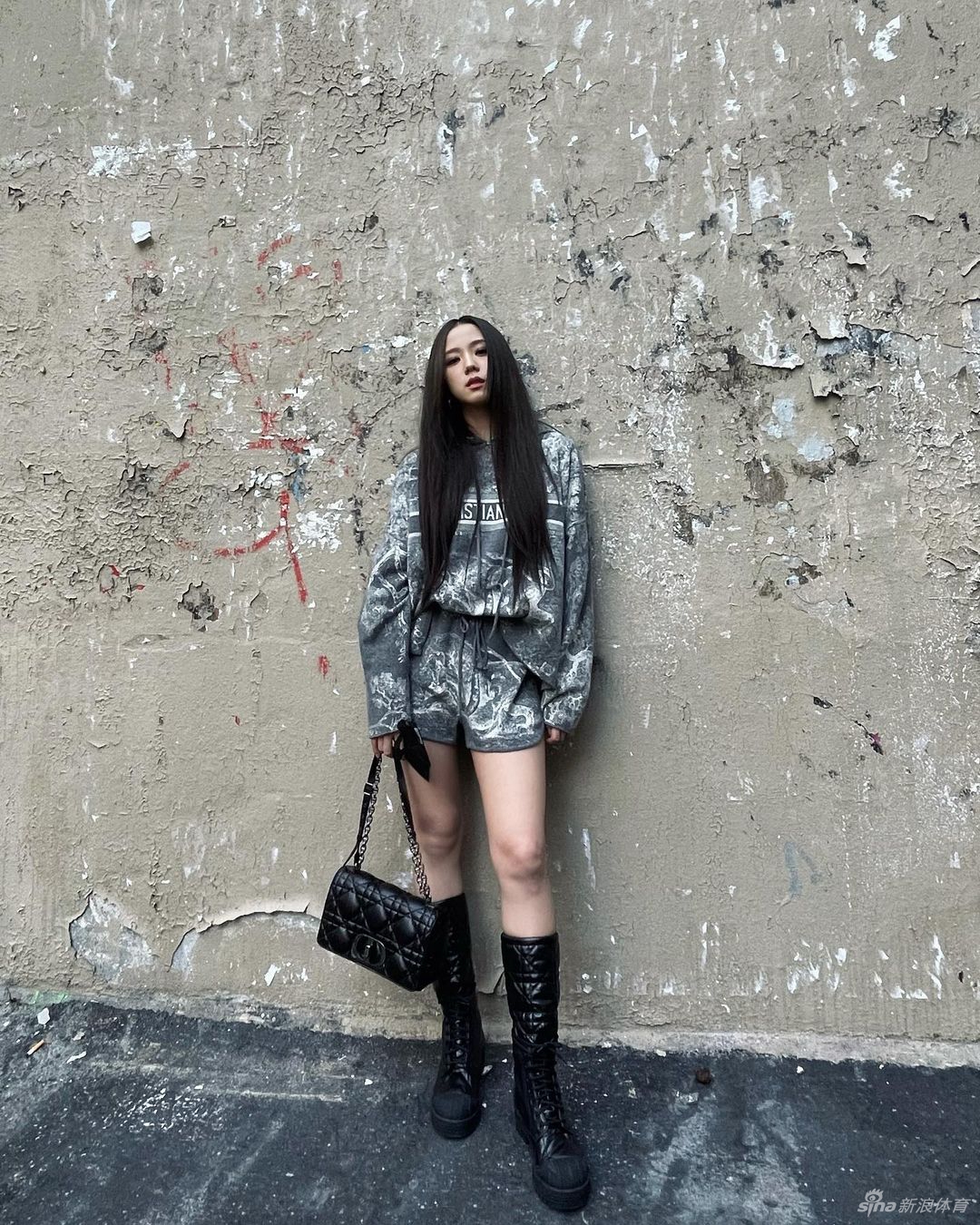 曝孙兴O正与韩女团明星热恋 戴情侣手环