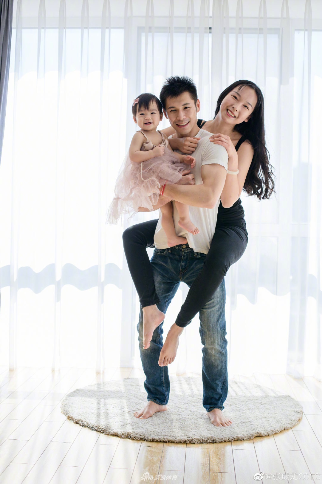 张成龙夫妇儿童节秀恩爱:你负责貌美如花 我赚钱养家_高清图集_新浪网