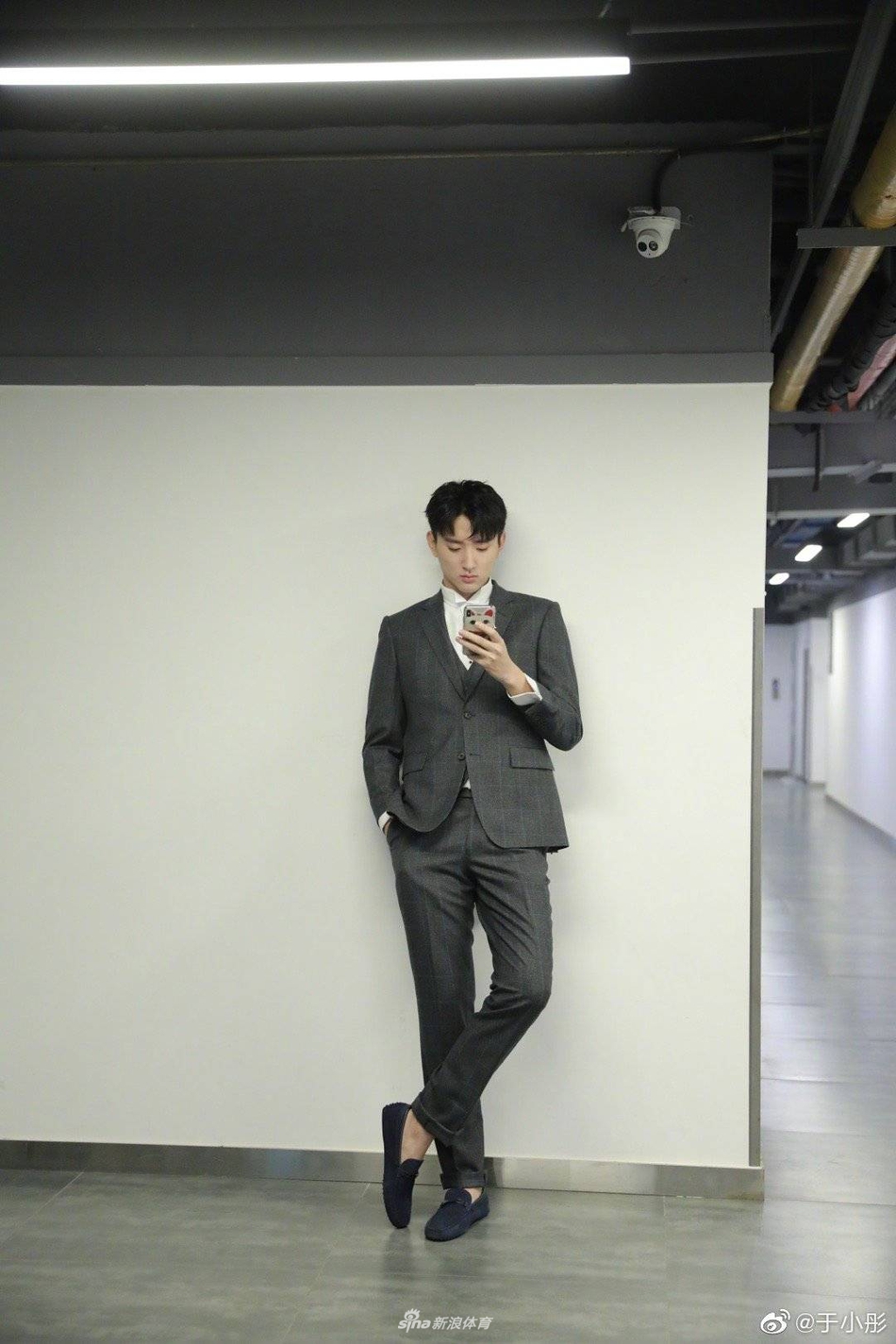 "小宝玉"于小彤举铁秀肌肉 粉丝:嘴边的零食突然不香了