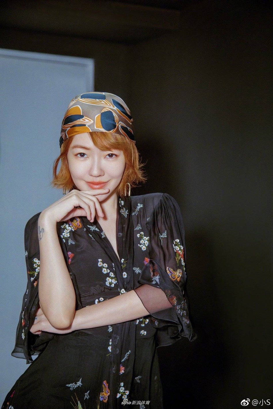 小S戴眼镜打球气质美又飒 肌肉线条优美仿若少女