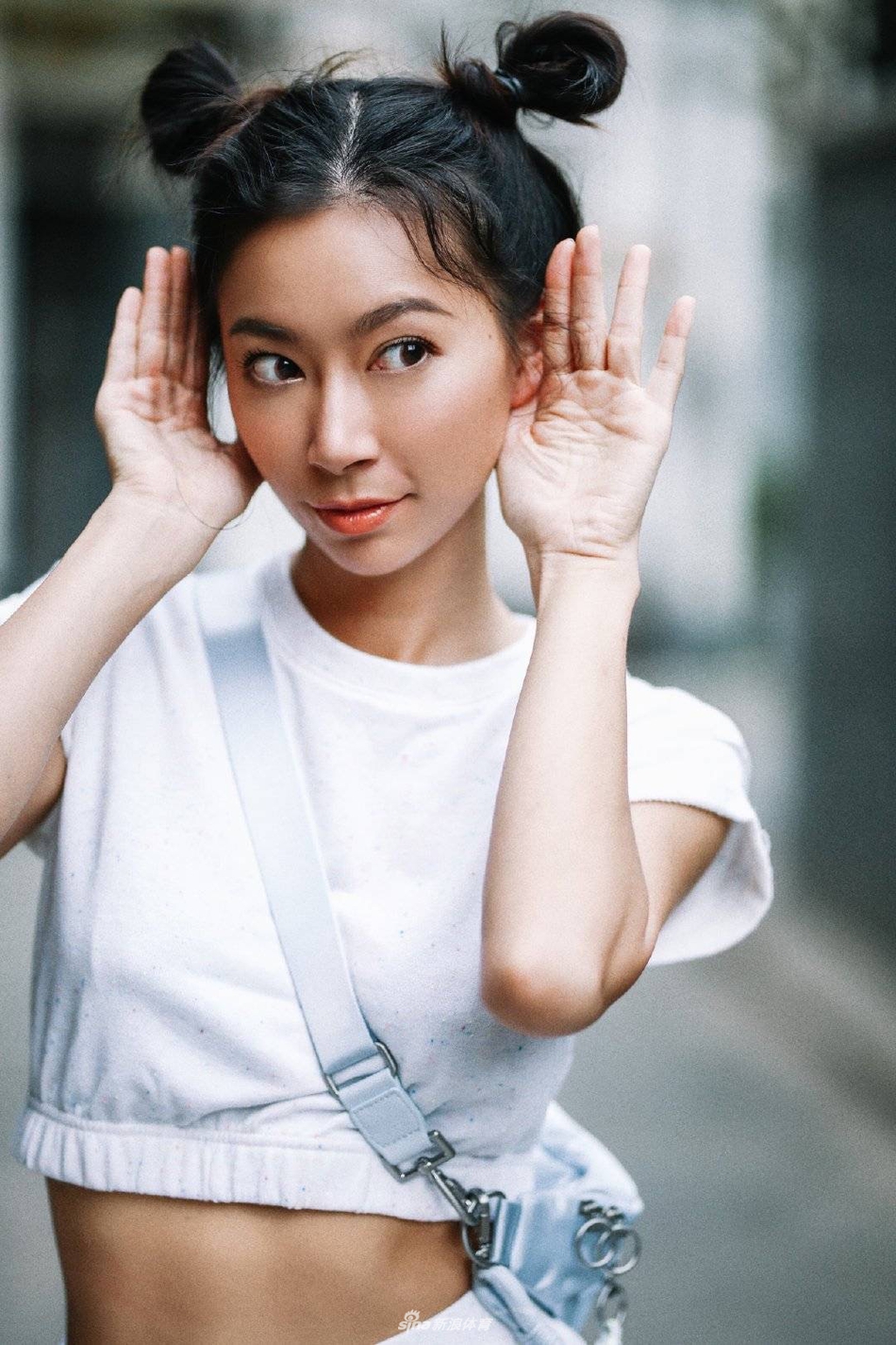 知名运动博主周六野分享度假照吊带短裤秀出完美肌肉线条