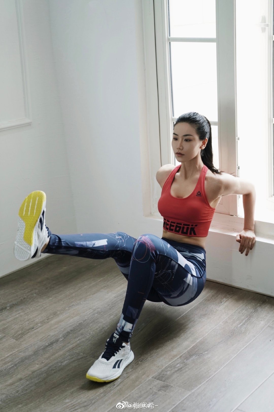 健身美女张寒希秀完美曲线健美身材英姿飒爽