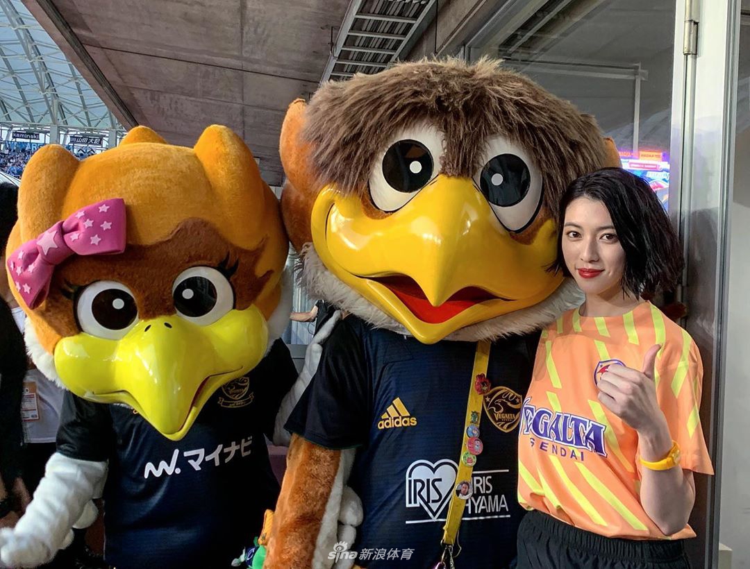 周杰伦新歌MV女主三吉彩花 完美驾驭运动风!