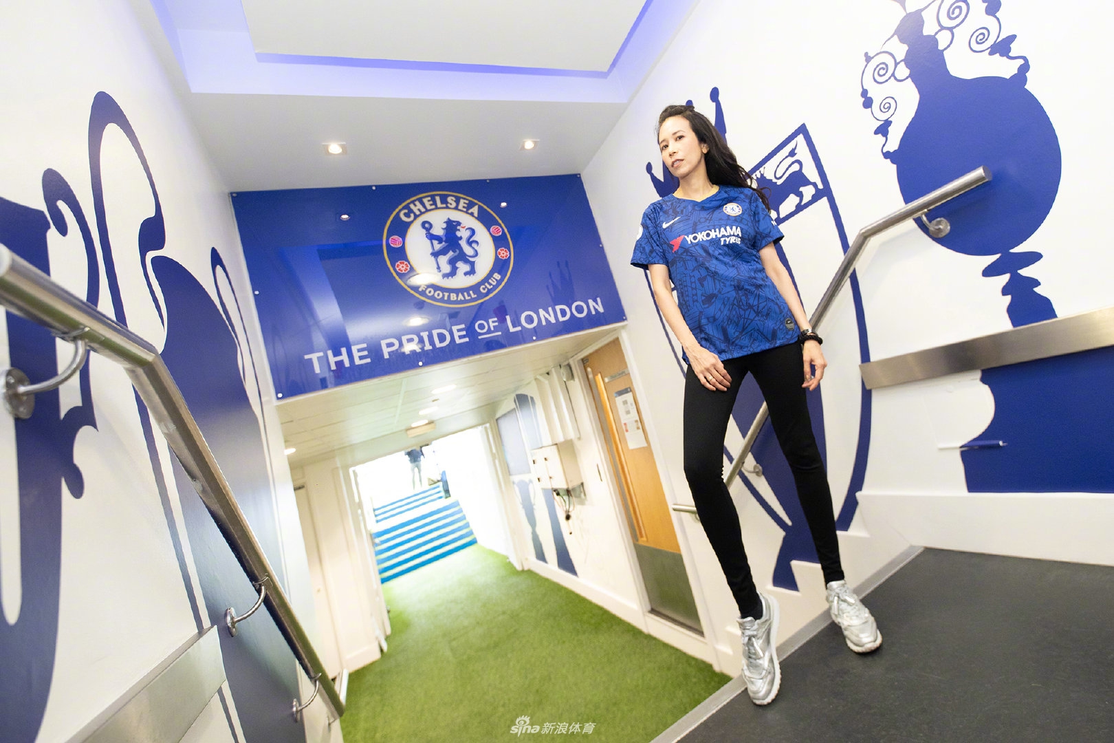 中国香港歌手莫文蔚造访切尔西 蓝军25号有点美