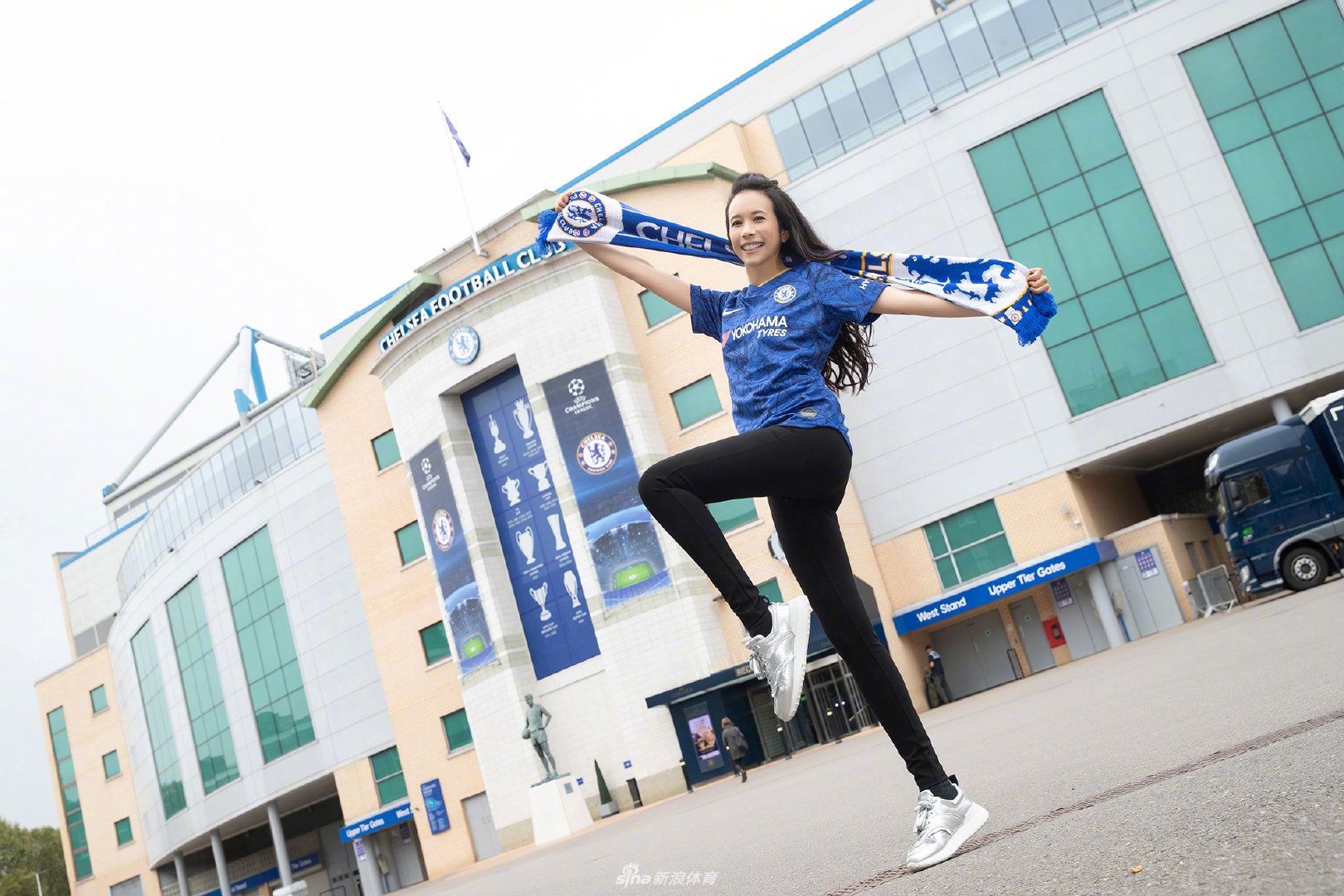 中国香港歌手莫文蔚造访切尔西 蓝军25号有点美