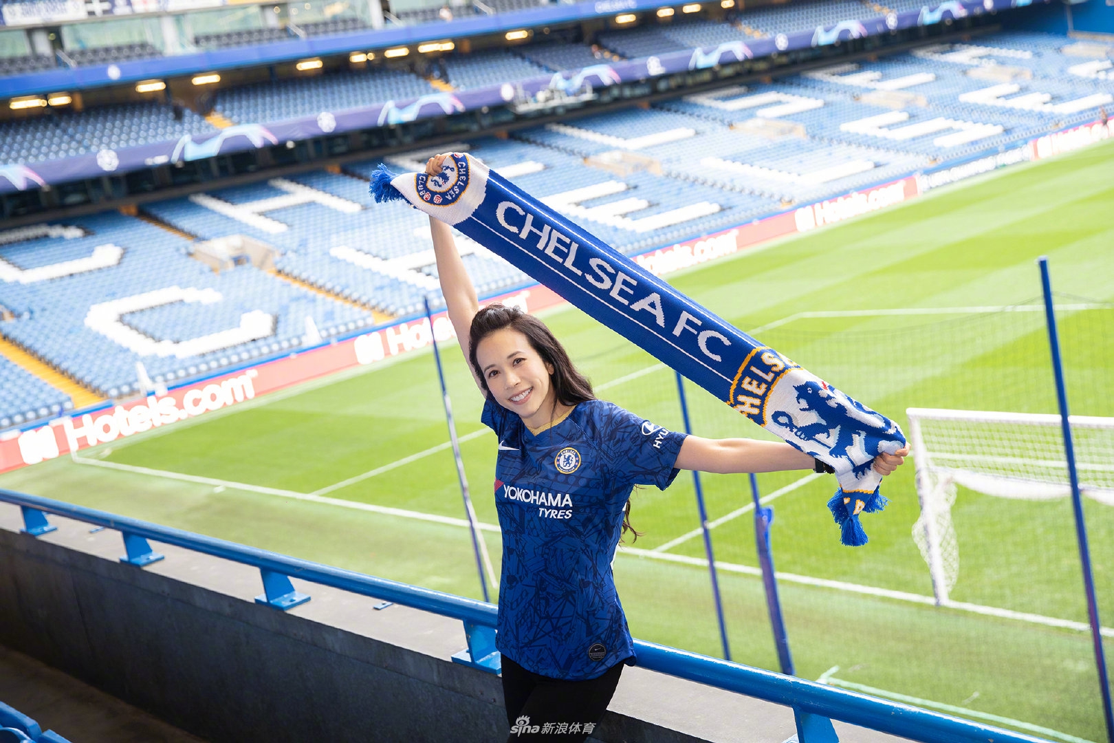 中国香港歌手莫文蔚造访切尔西 蓝军25号有点美