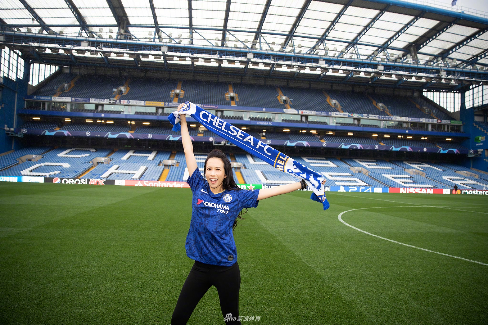 中国香港歌手莫文蔚造访切尔西 蓝军25号有点美