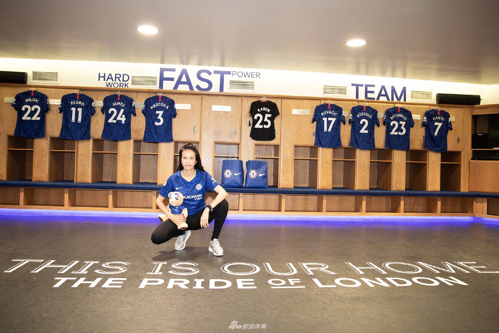 中国香港歌手莫文蔚造访切尔西 蓝军25号有点美