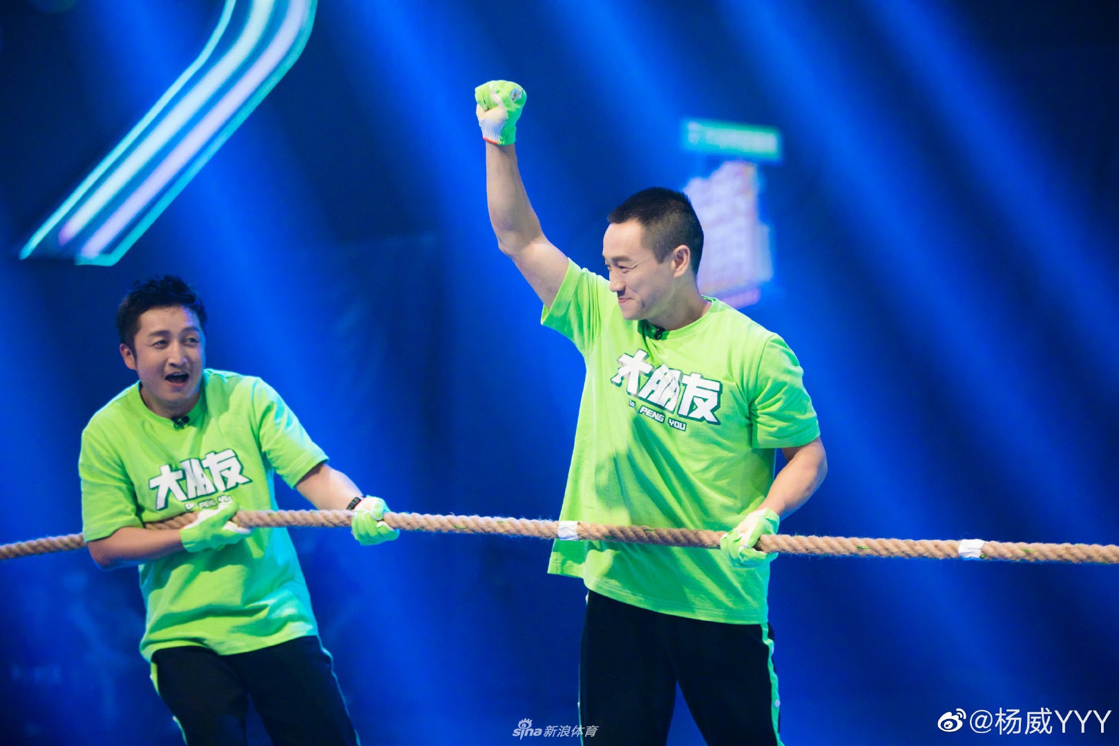 杨威和儿子参加节目 欢度六一