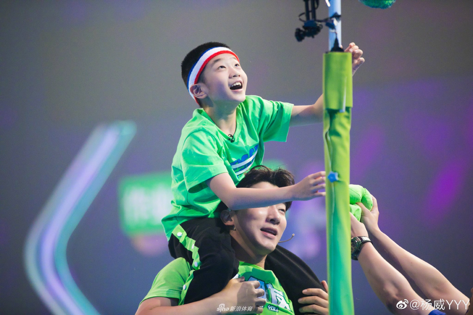 杨威和儿子参加节目 欢度六一