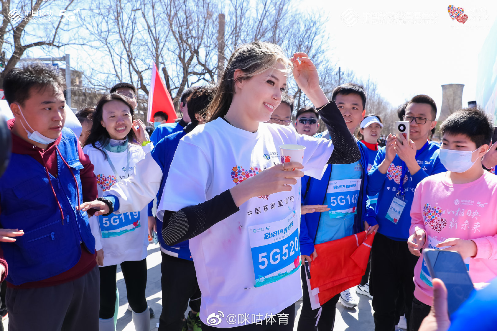 谷爱凌解除隔离后首次现身 与小朋友互动参加慈善跑