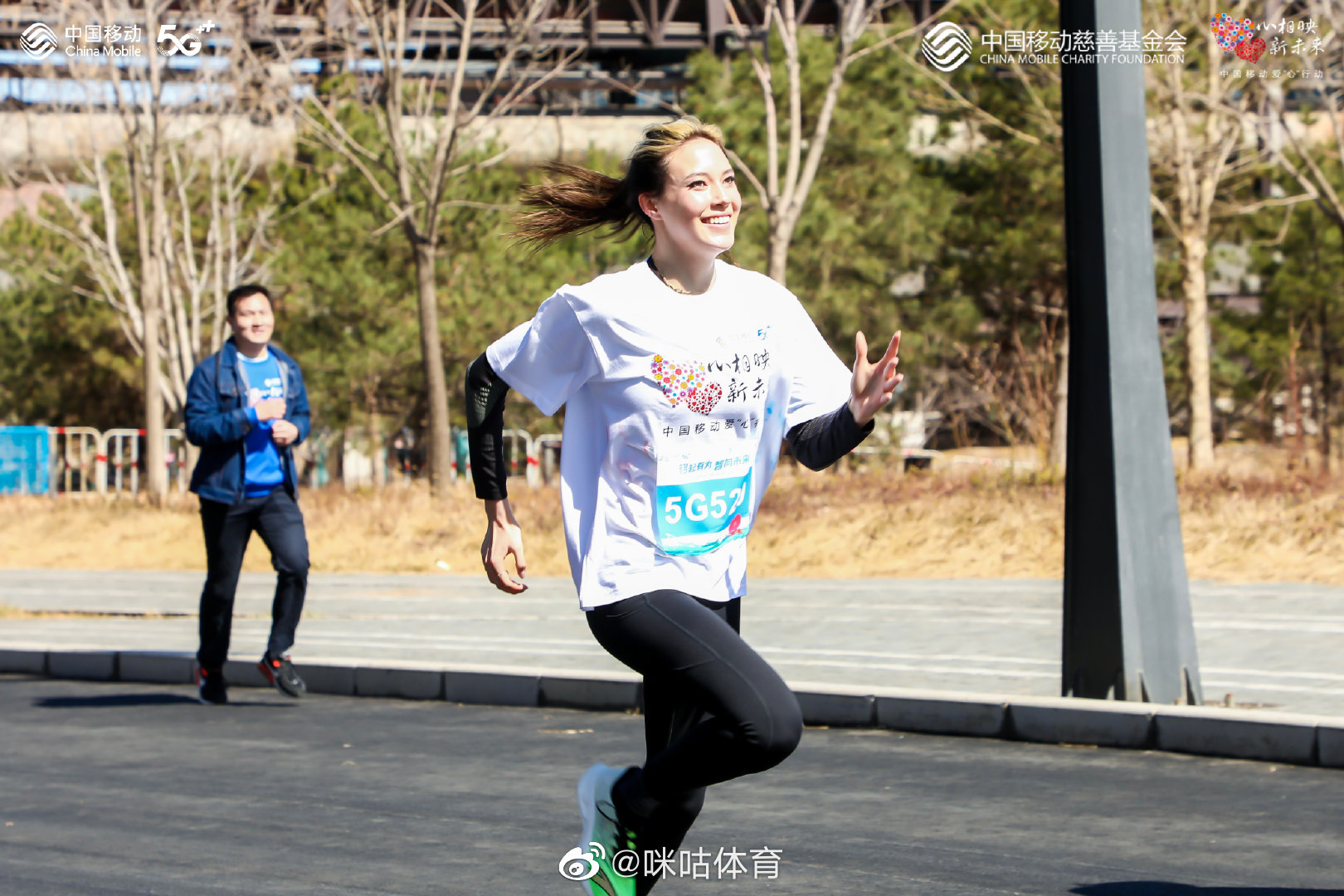 谷爱凌解除隔离后首次现身 与小朋友互动参加慈善跑