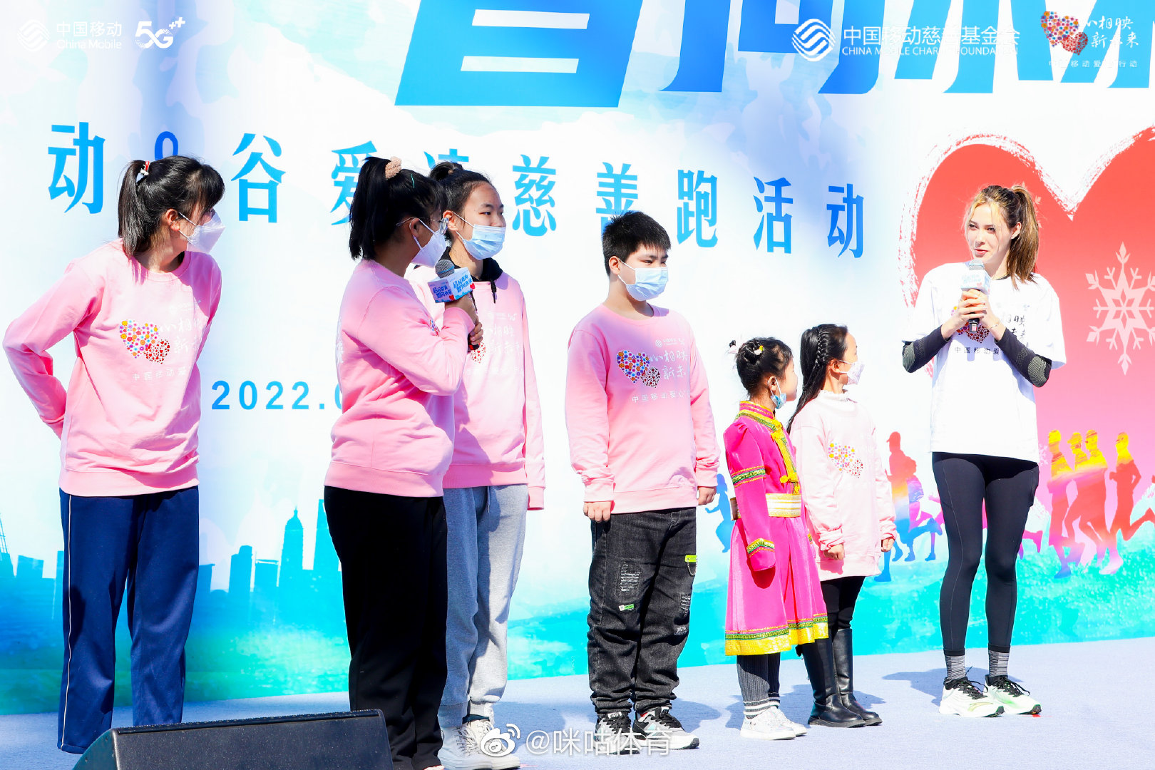 谷爱凌解除隔离后首次现身 与小朋友互动参加慈善跑