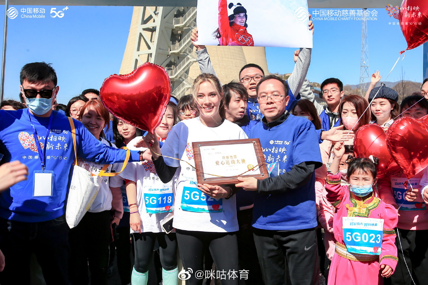 谷爱凌解除隔离后首次现身 与小朋友互动参加慈善跑