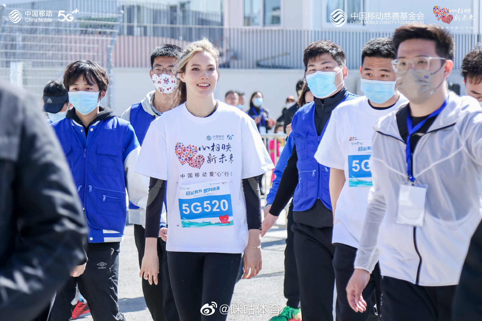 谷爱凌解除隔离后首次现身 与小朋友互动参加慈善跑