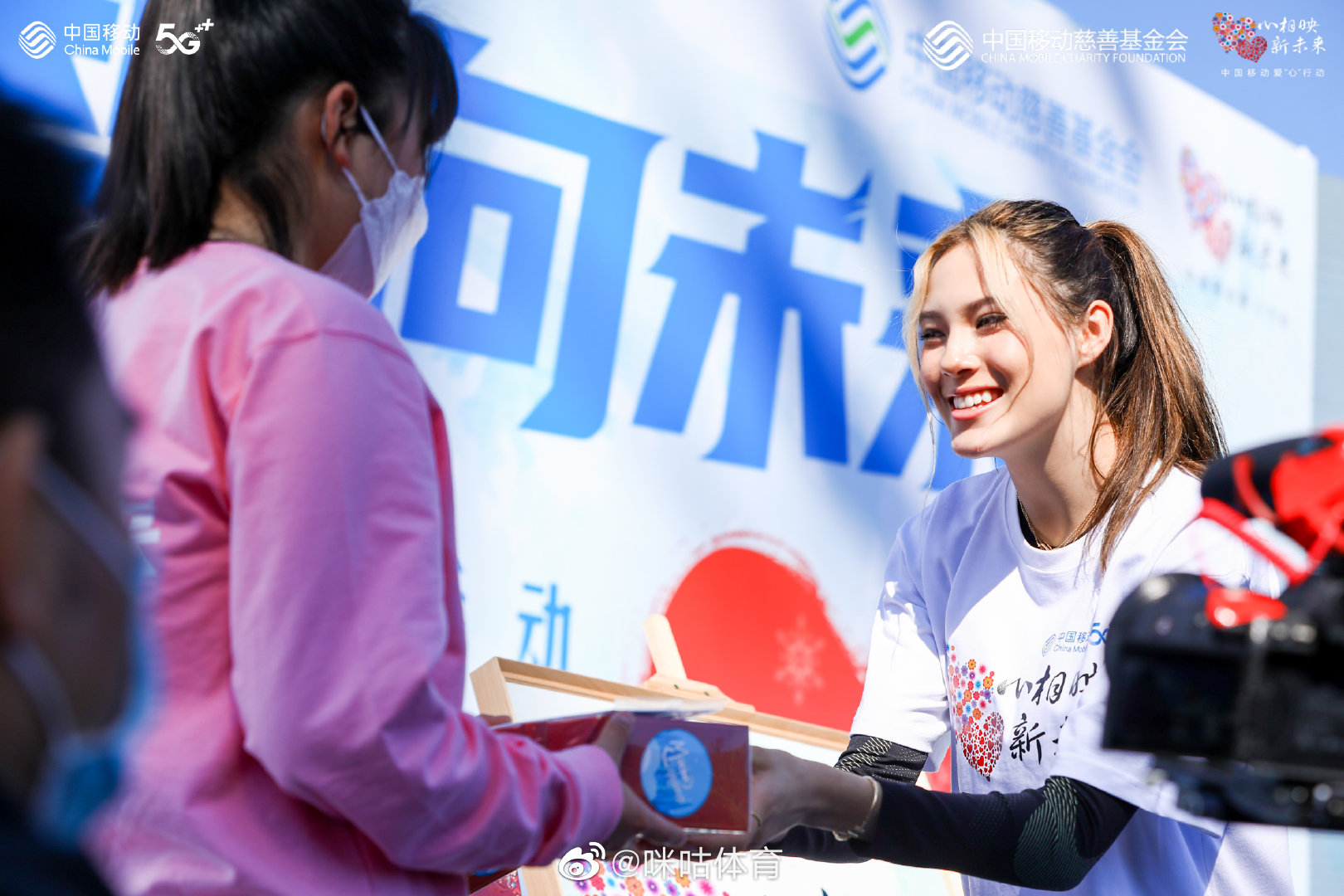 谷爱凌解除隔离后首次现身 与小朋友互动参加慈善跑