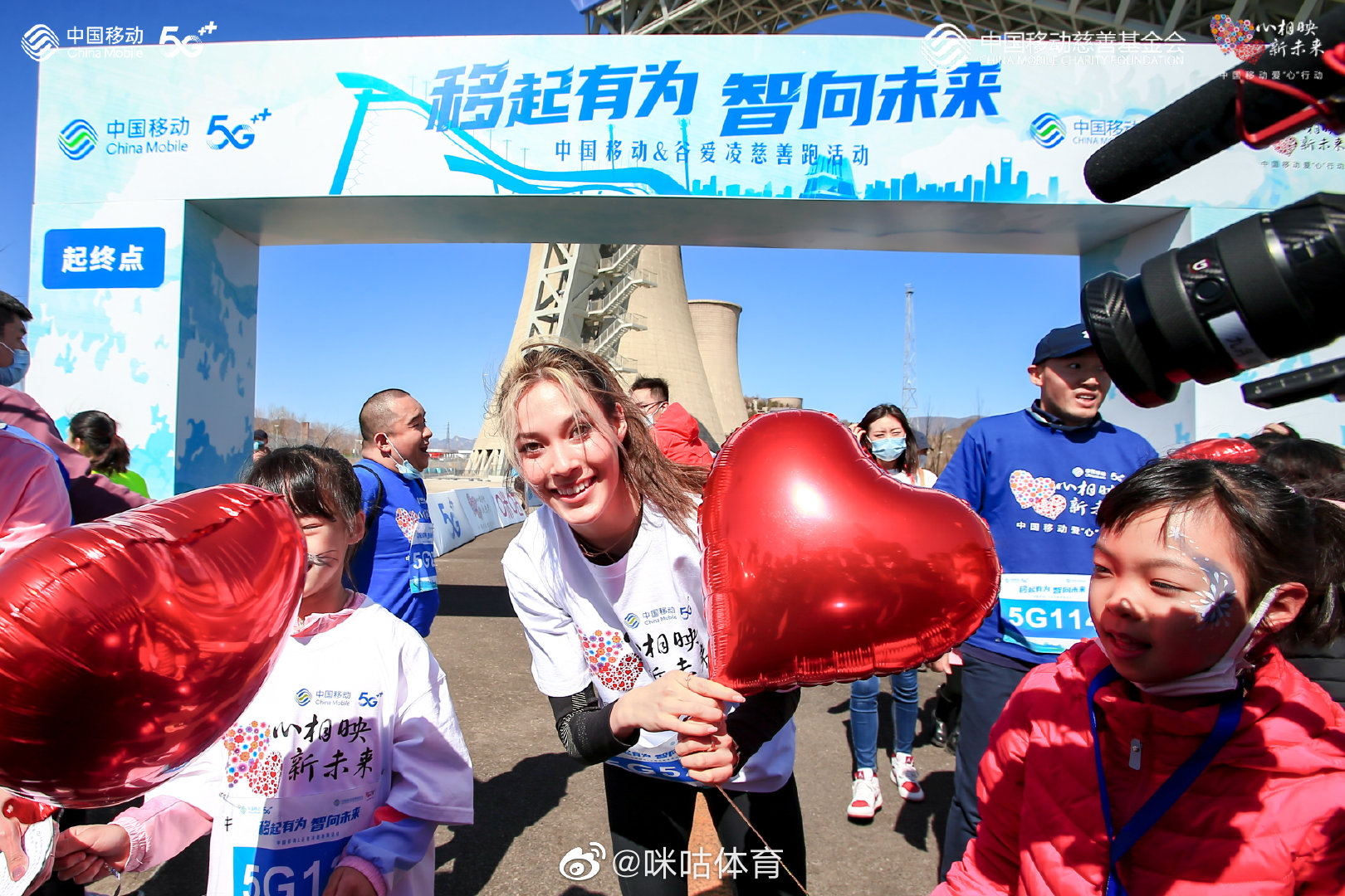 谷爱凌解除隔离后首次现身 与小朋友互动参加慈善跑