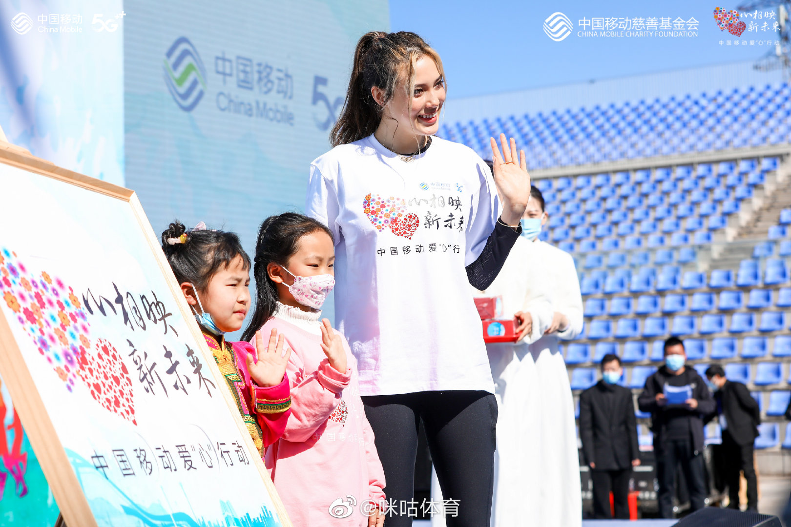 谷爱凌解除隔离后首次现身 与小朋友互动参加慈善跑