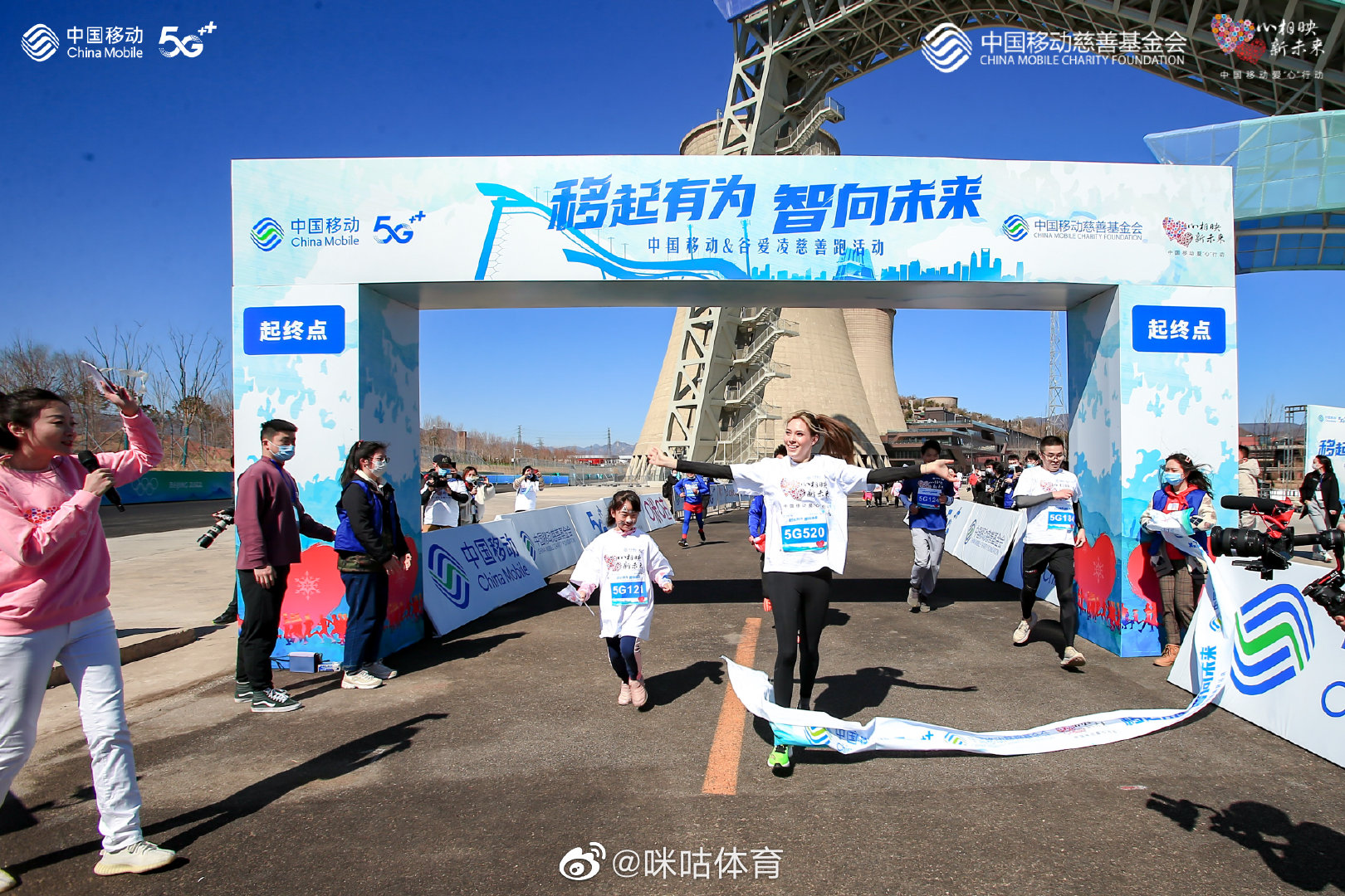 谷爱凌解除隔离后首次现身 与小朋友互动参加慈善跑