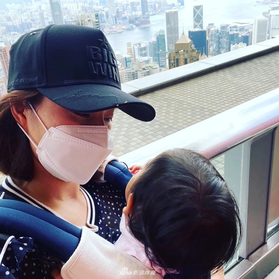 郭晶晶视角？霍启刚晒家庭照 抱俩子女看音乐会画面温馨