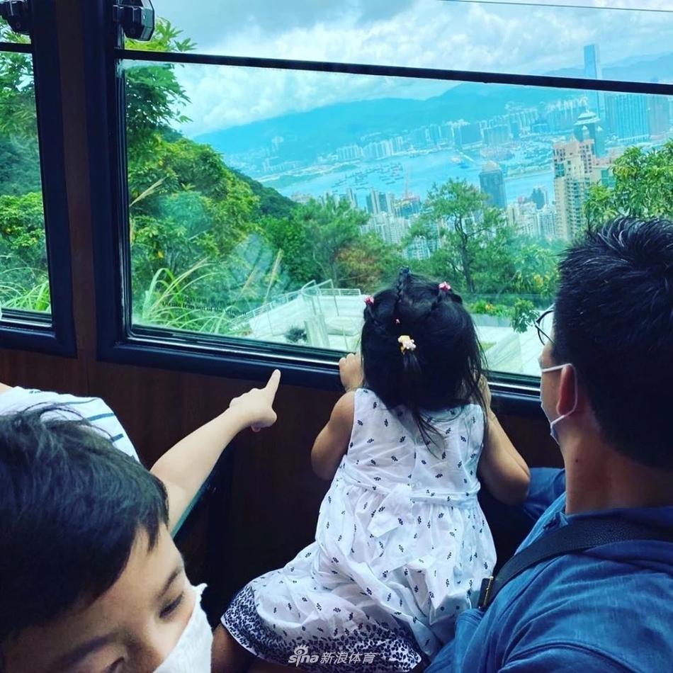 郭晶晶视角？霍启刚晒家庭照 抱俩子女看音乐会画面温馨