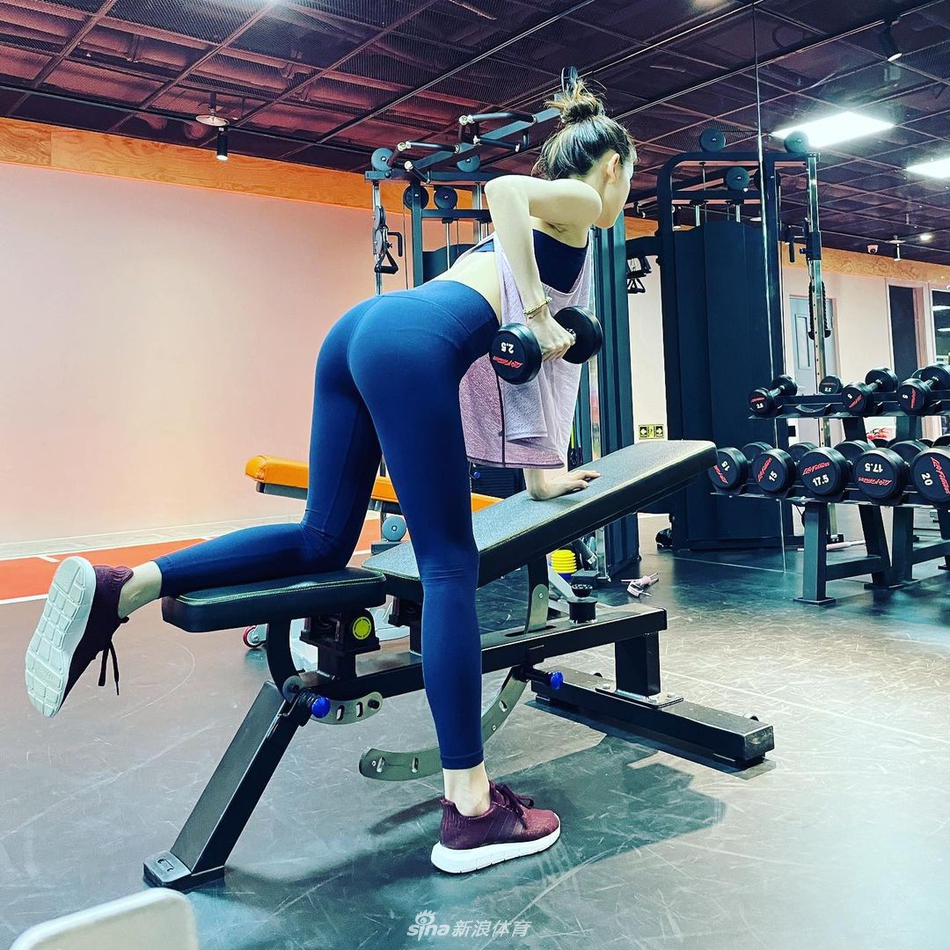 章泽天晒最新健身运动美照 曲线窈窕姿势专业