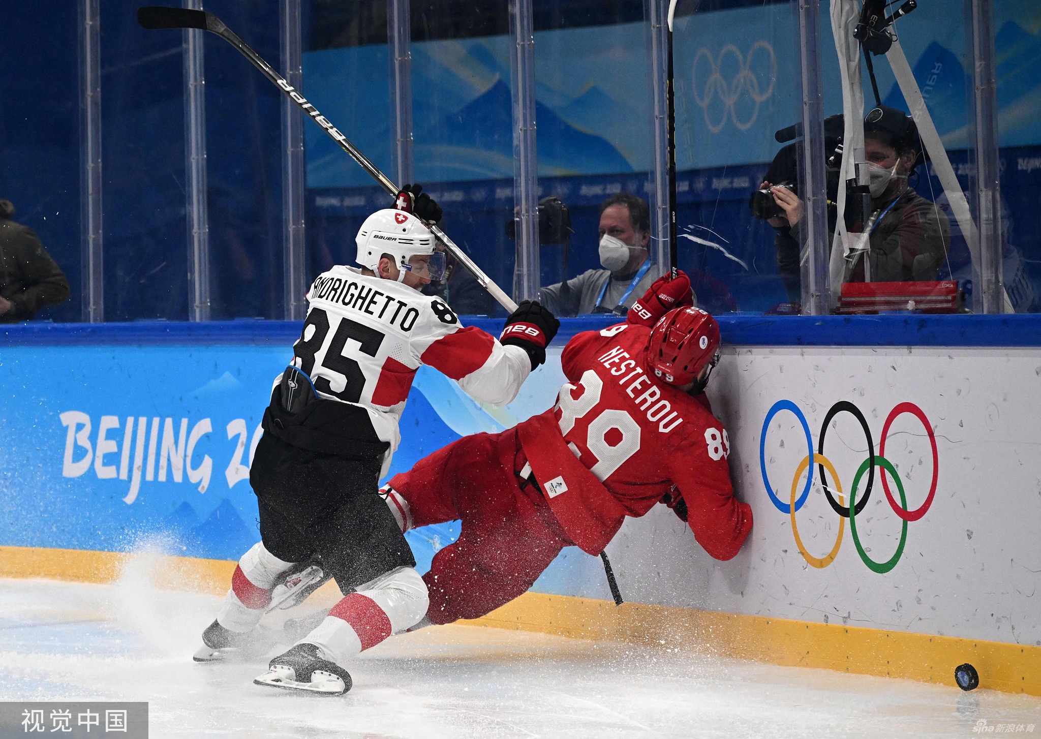 男冰揭幕战俄瑞爆发冲突 多人混战裁判都挨揍