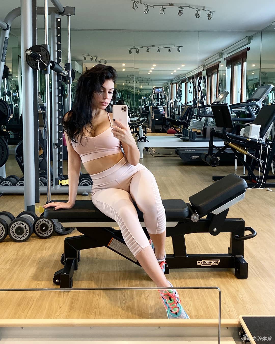 C罗未婚妻拍健身写真 前凸后翘身材太劲爆