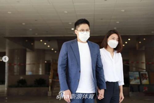 郭晶晶与霍启刚看粤剧表演 恩爱同框画风好甜