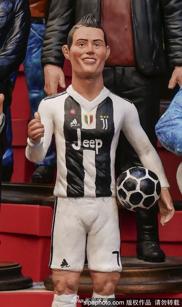 足坛第一人！体坛第三人！C罗收入将突破10亿美元