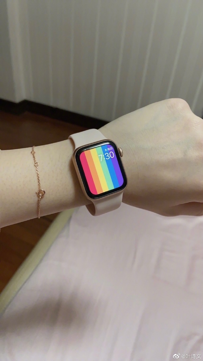 叶诗文晒自拍：自从爱上紫色就把粉色冷落了