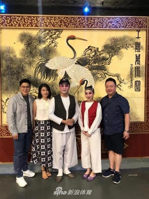 郭晶晶与霍启刚看粤剧表演 恩爱同框画风好甜