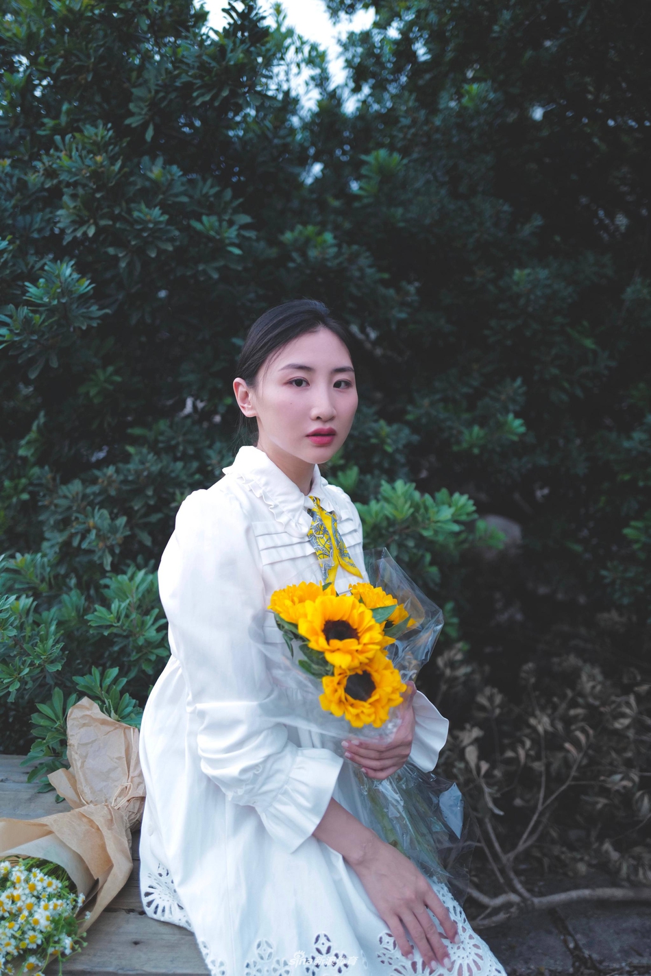 蹦床冠军何雯娜晒小清新美照 身着白色连衣裙手捧向日葵