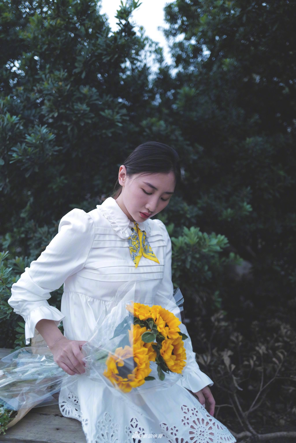 蹦床冠军何雯娜晒小清新美照 身着白色连衣裙手捧向日葵