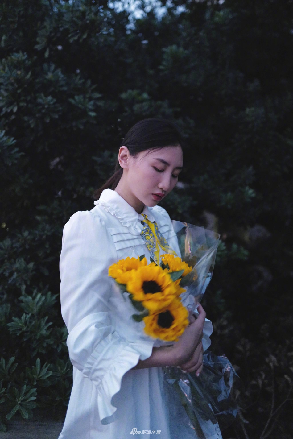 蹦床冠军何雯娜晒小清新美照 身着白色连衣裙手捧向日葵