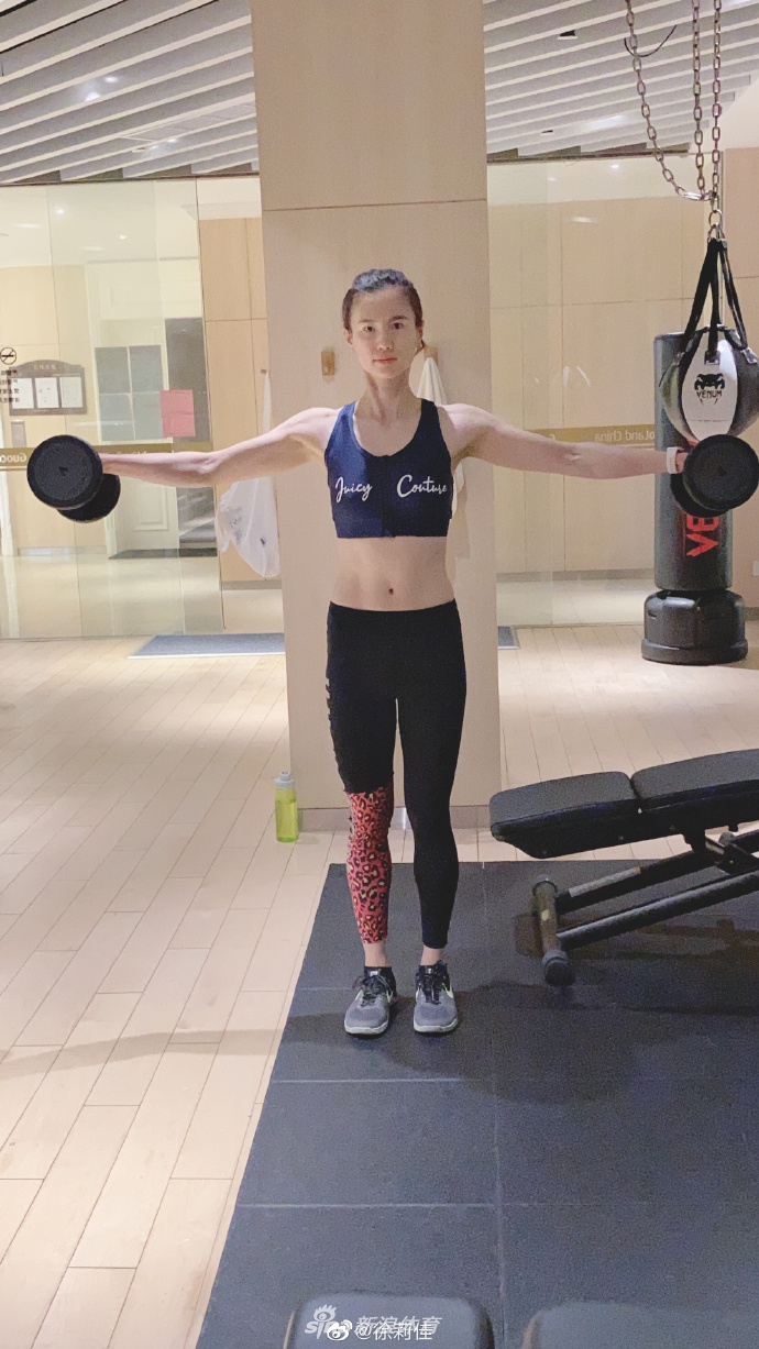 帆船奥运冠军徐莉佳分享健身照 马甲线若隐若现