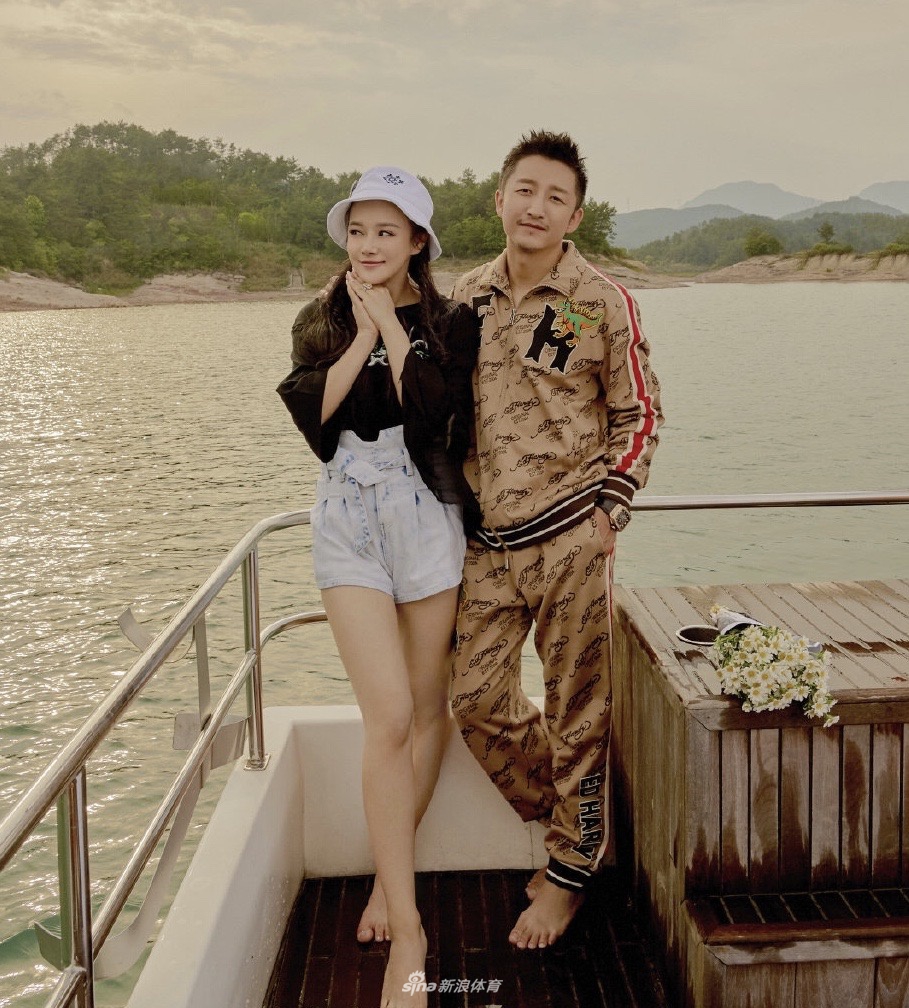 邹市明一家四口合照 与娇妻冉莹颖手拉手秀恩爱