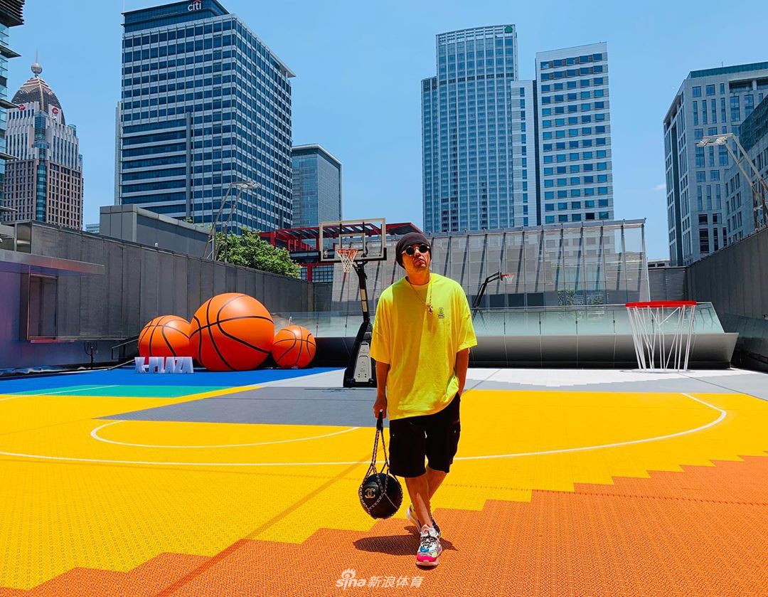 那个爱和NBA球星合影的男人!唱跳rap还不错喔