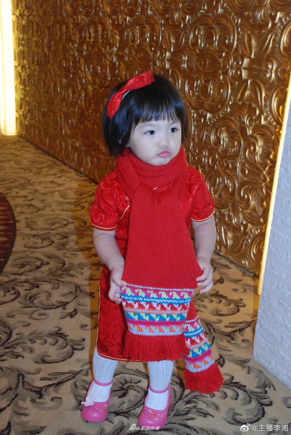 王诗龄打网球坚持运动 圆润小V脸十分可爱