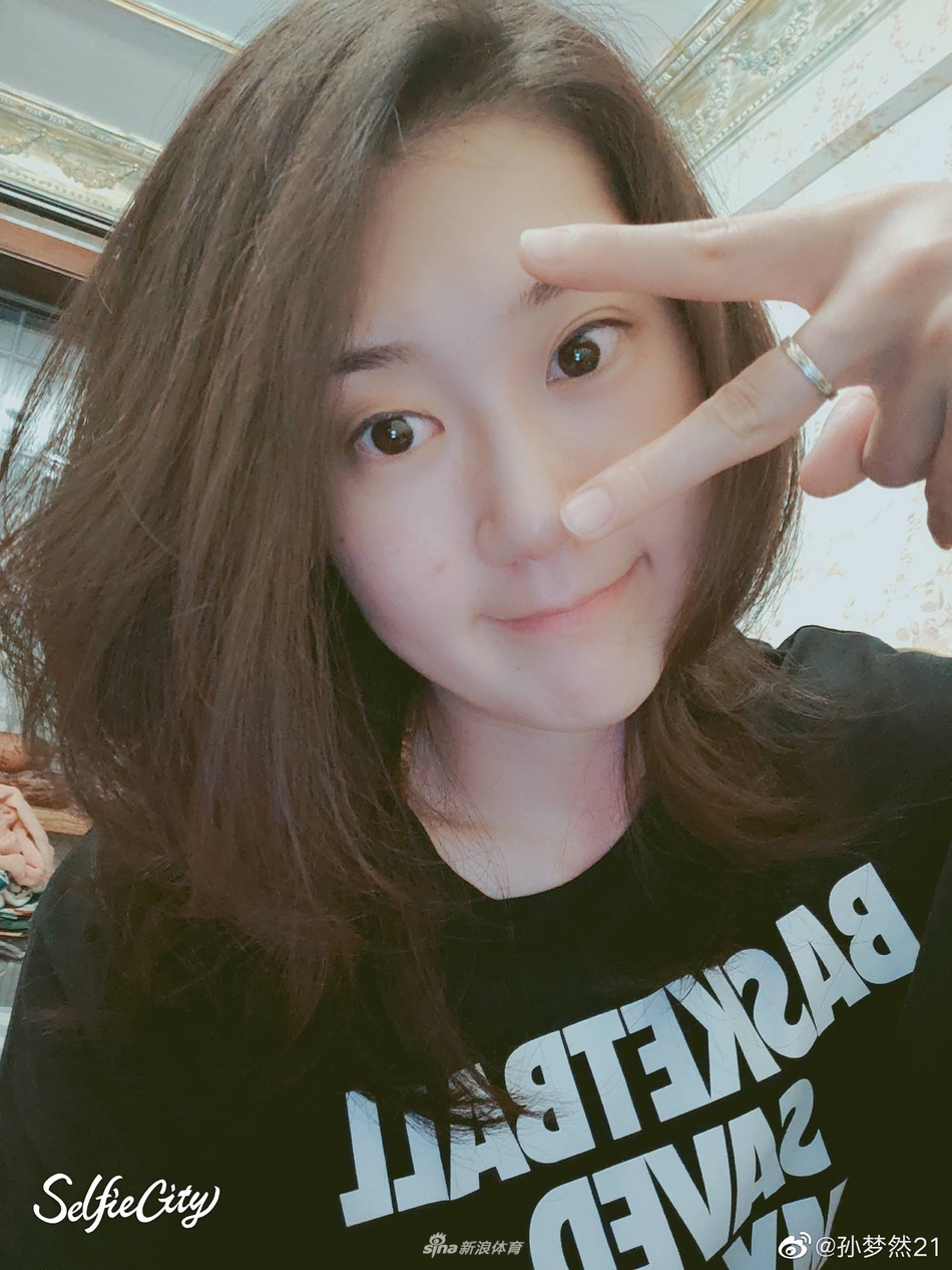 孙梦然晒自拍美照表白七月粉丝为她加油