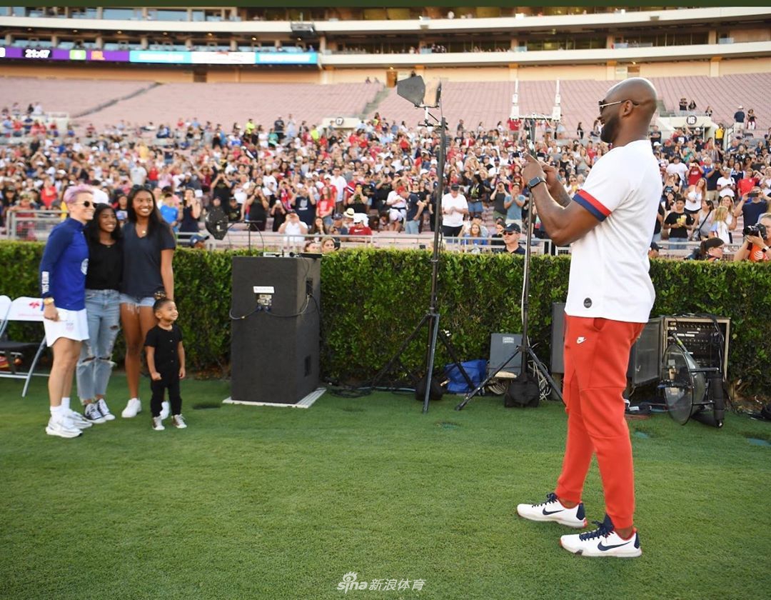 科比带全家看美国女足比赛 三个女儿谁更像爹