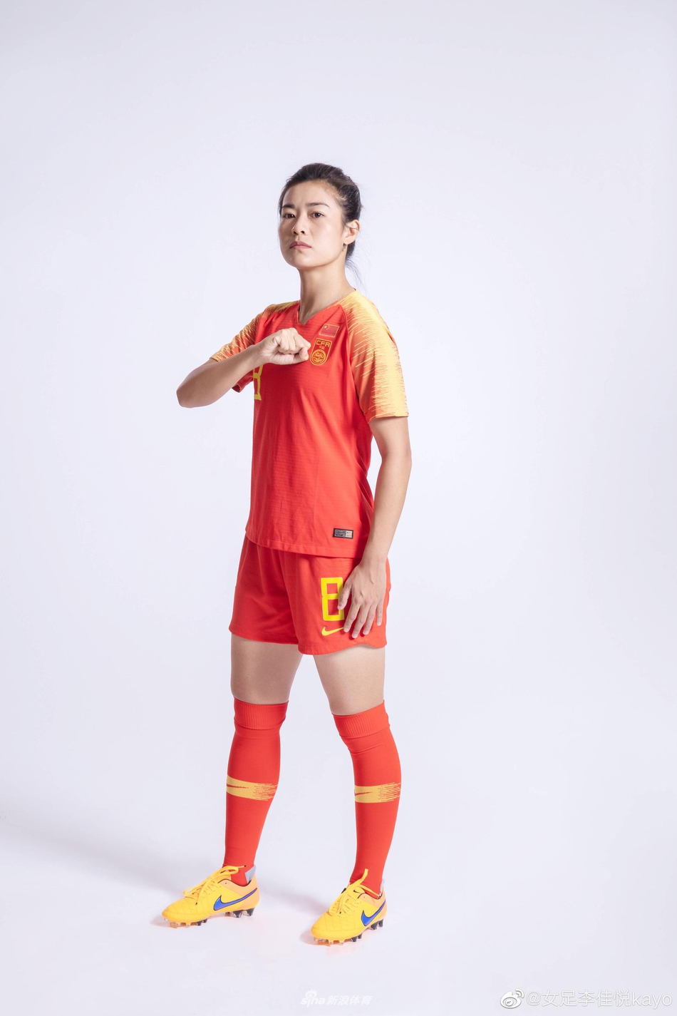 李佳悦晒素颜照足坛高圆圆名不虚传