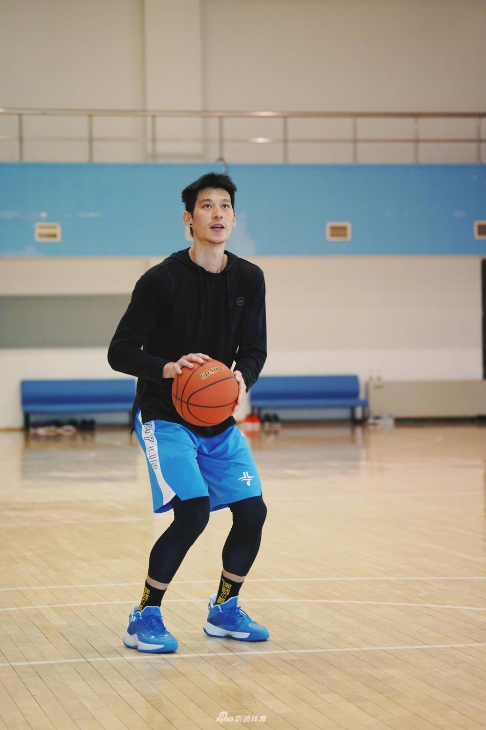 林书豪晒合影为李易峰庆生 称5月8日将有惊喜