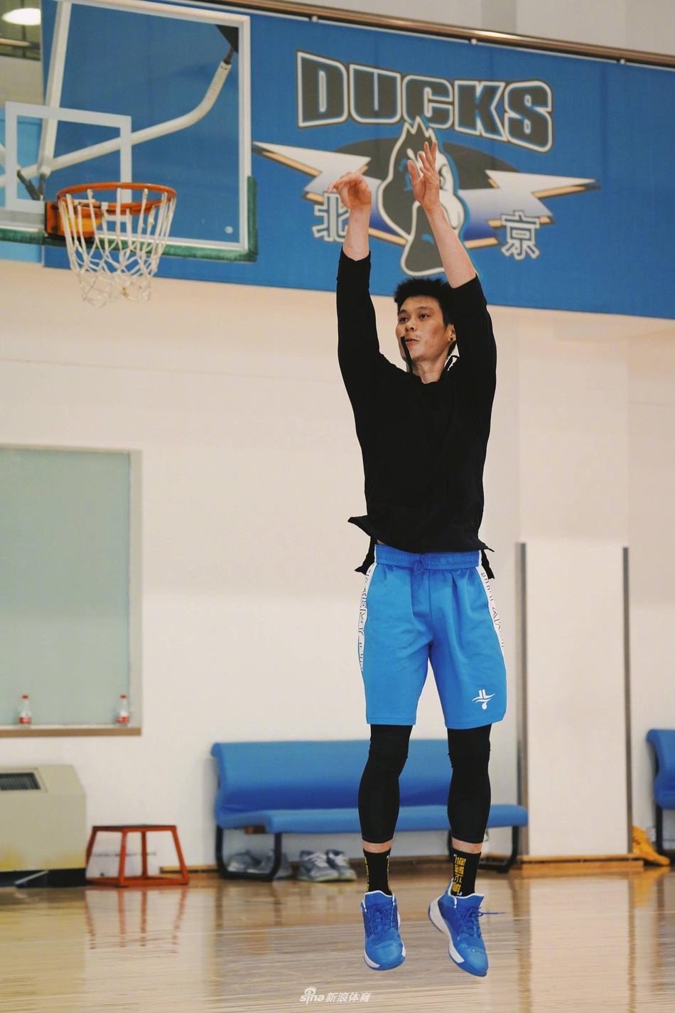 林书豪晒合影为李易峰庆生 称5月8日将有惊喜