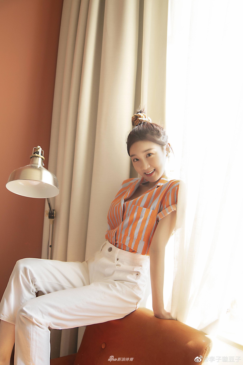 创1李子璇打羽毛球意外露出筷子腿 这也太瘦了吧!_高清图集_新浪网
