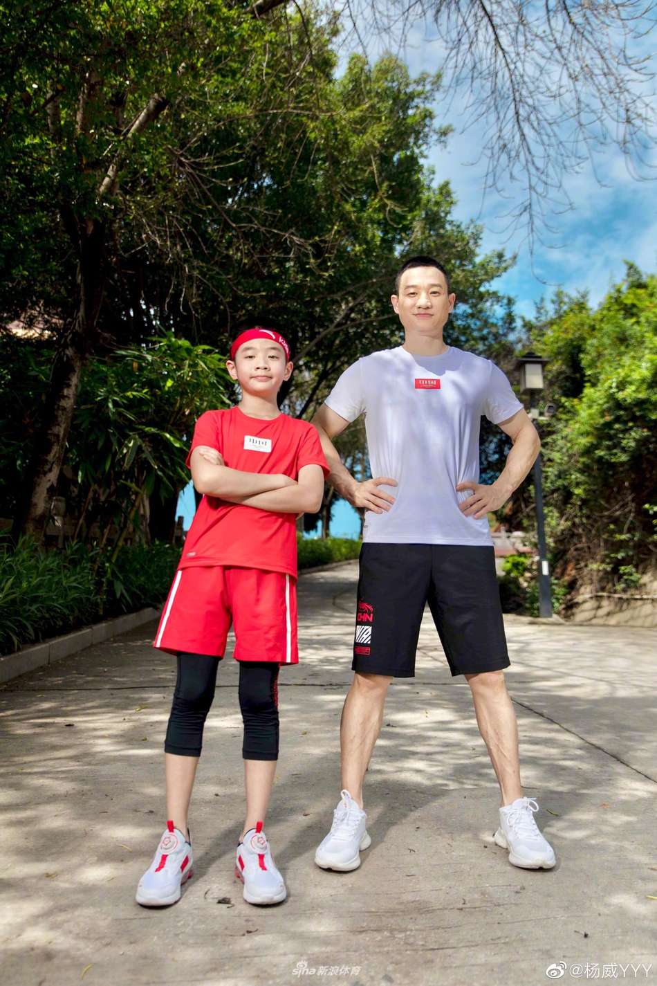 杨威与儿子同框拍广告 父子俩活力满满帅气十足