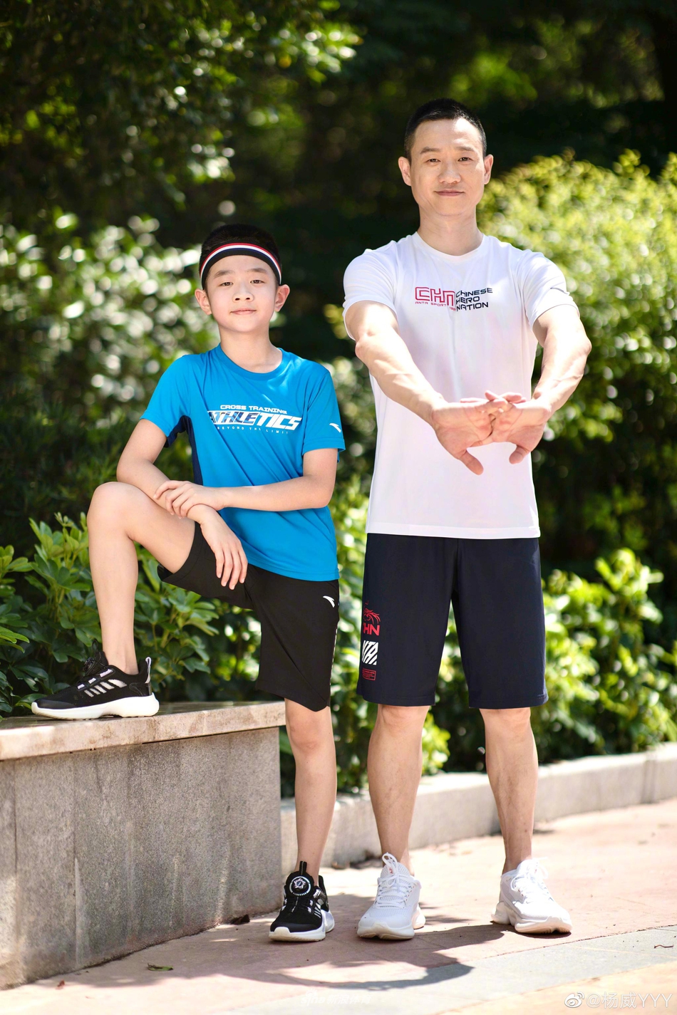 杨威与儿子同框拍广告 父子俩活力满满帅气十足