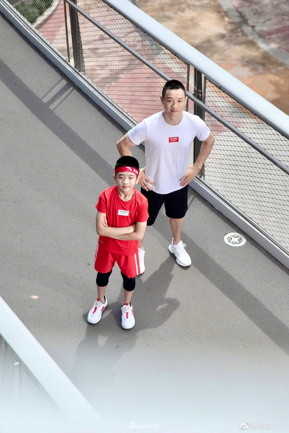 杨威与儿子同框拍广告 父子俩活力满满帅气十足