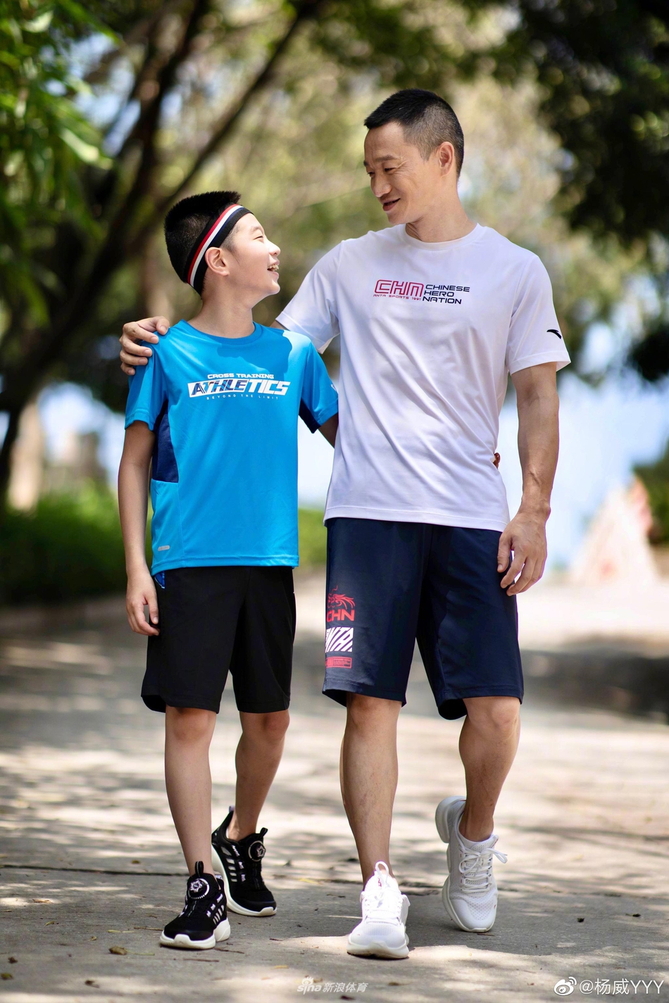 杨威与儿子同框拍广告 父子俩活力满满帅气十足